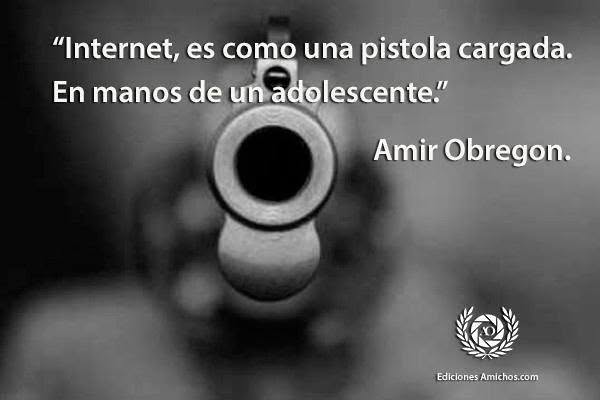 Una pistola cargada en manos de un adolescente